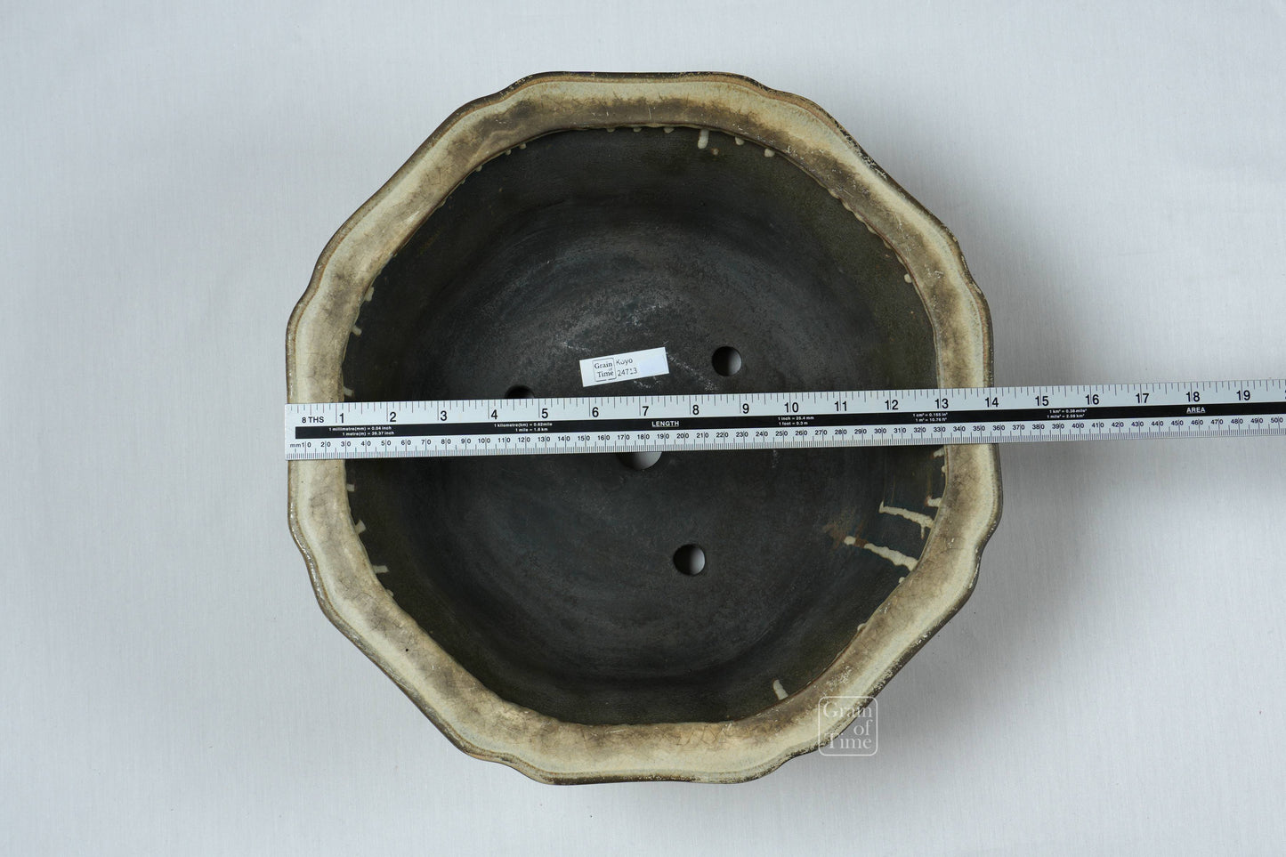 24713: Aiba Koyo (Tokoname) - White Mirror - 14¾ in (38cm)