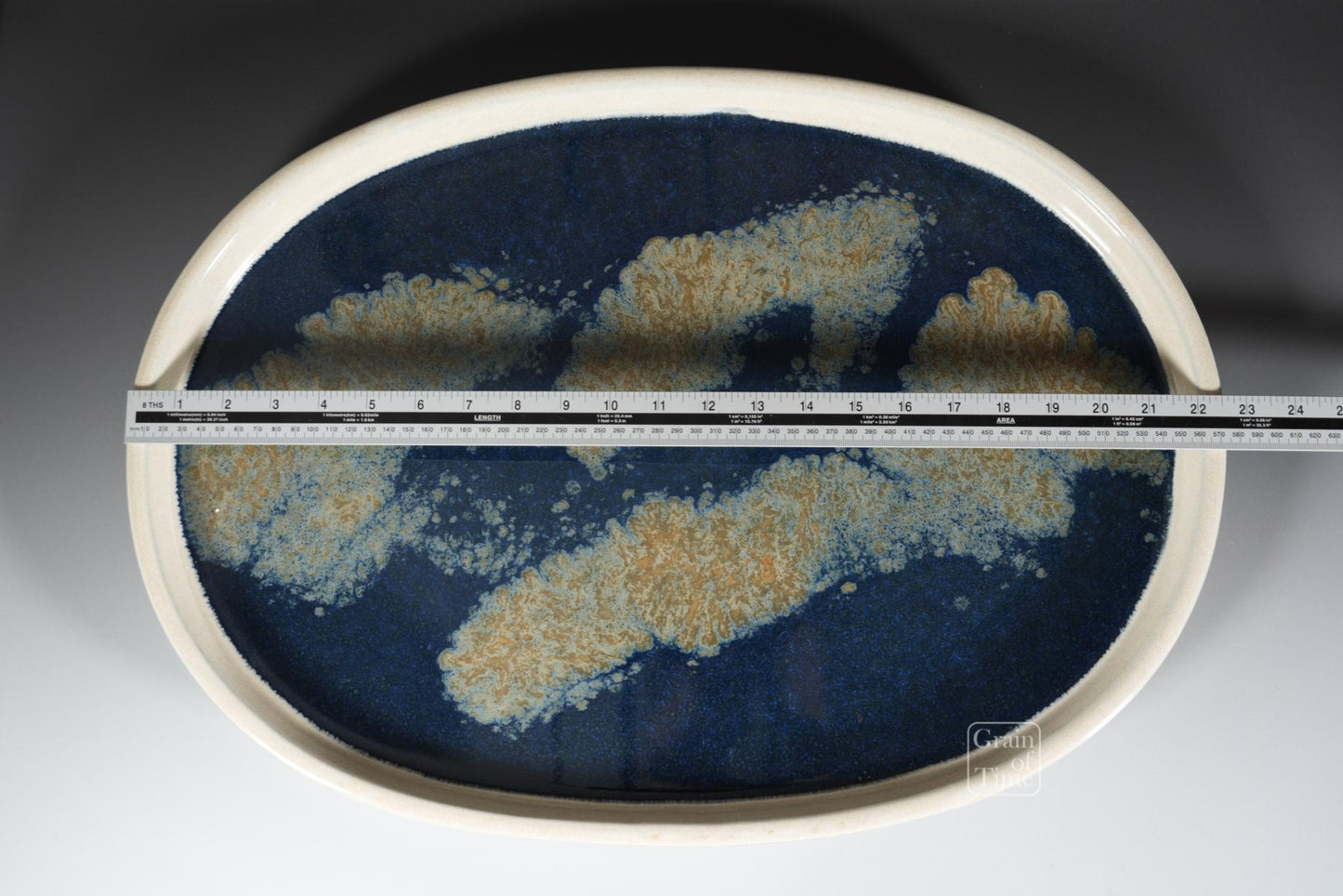 24953: Harumatsu - White Suiban with 'Islands' detail - 22⅝ in (58cm)