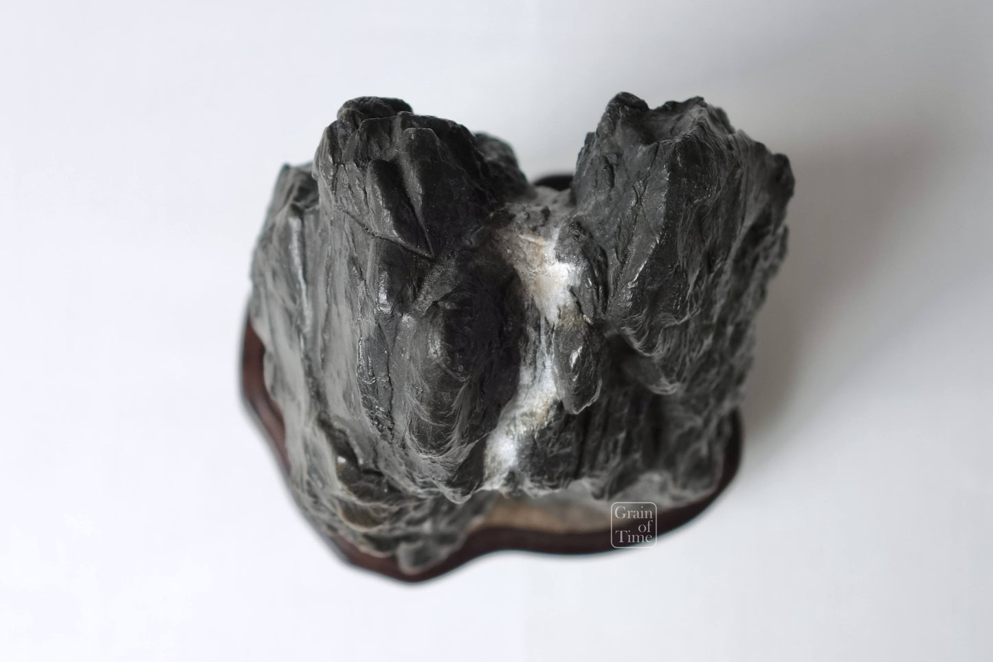 24537 - Furuya Waterfall Suiseki 9⅞ in - 25cm (tall)