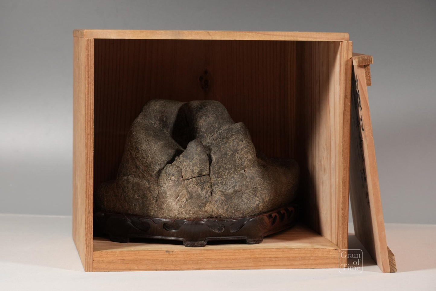 24967: Chinese Viewing Stone / Suiseki - 10⅝ in (27cm)